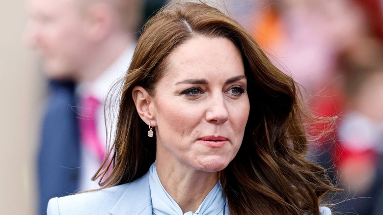 Kate Middleton mirando de reojo