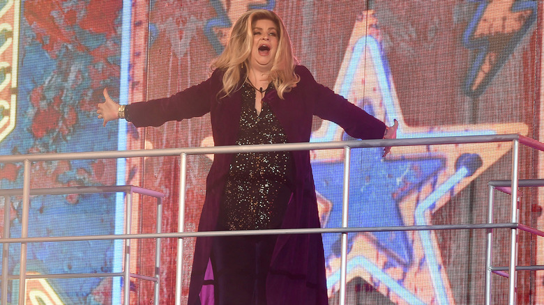 Kirstie Alley abre los brazos en el set de CBB