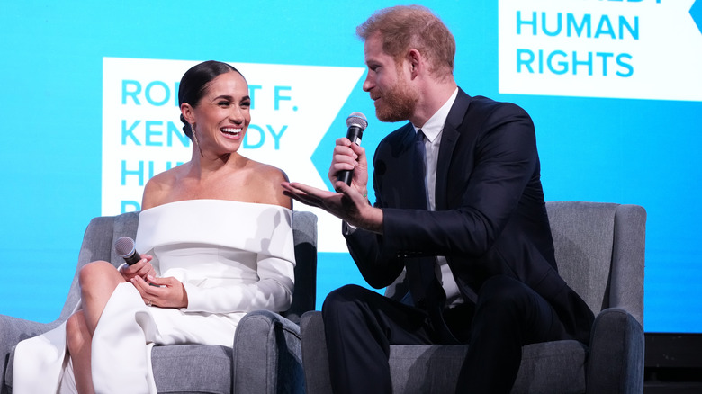 Meghan Markle y el príncipe Harry charlando