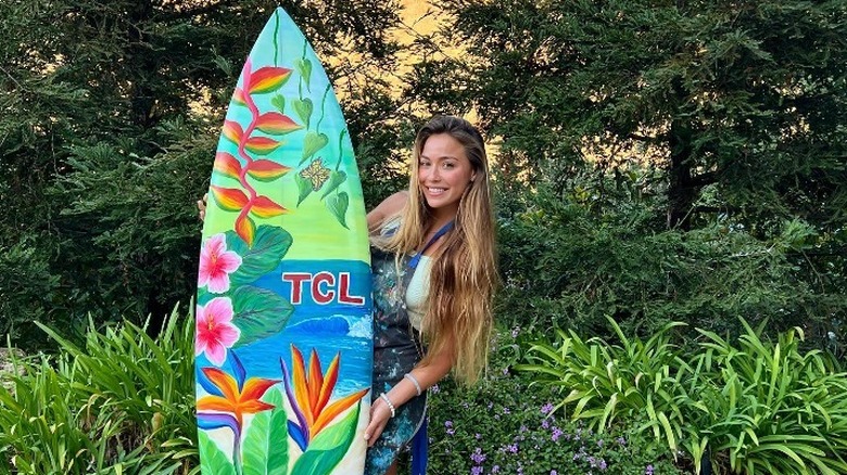 Tia Blanco posando con tabla de surf