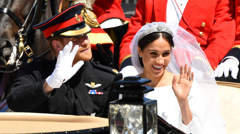 El príncipe Harry y Meghan Markle en carruaje