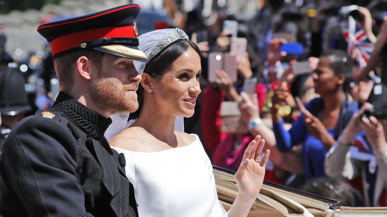 El príncipe Harry y Meghan Markle saludando a la multitud 