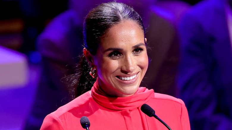 Meghan Markle sonriendo