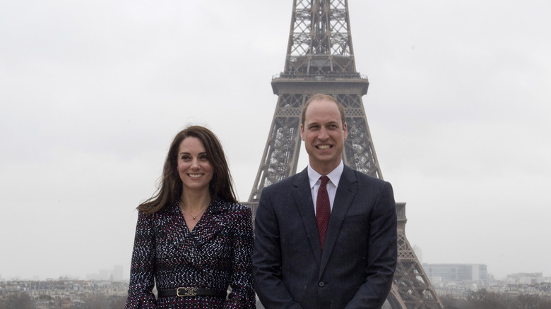 Kate Middleton y el Príncipe William frente a la Torre Eiffel