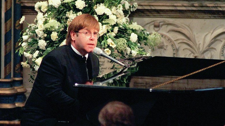 Elton John en el funeral de Diana 