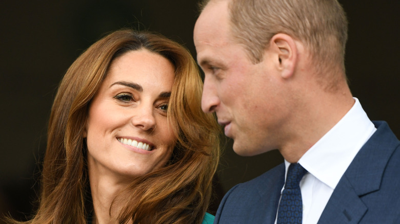 El príncipe William y Kate Middleton sonriendo