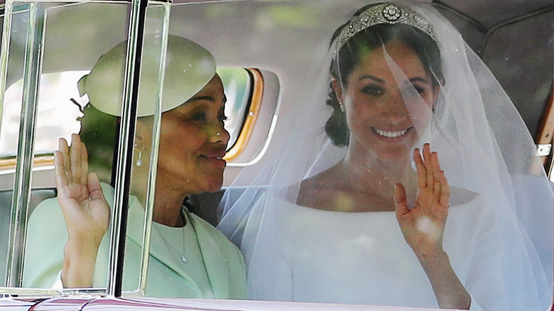 Doria Ragland y Meghan Markle saludando