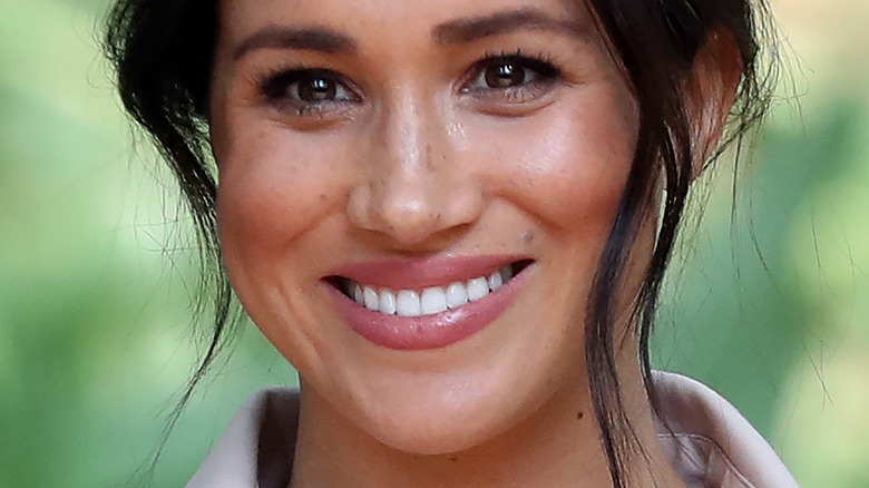 Meghan Markle sonriendo con peinado recogido