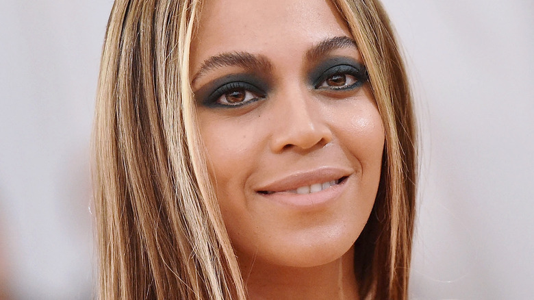 Beyoncé sombra de ojos oscura cabello rubio