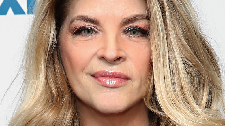 Kirstie Alley sonríe con cabello rubio