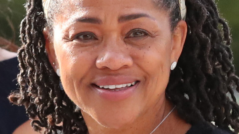 Doria Ragland sonriendo