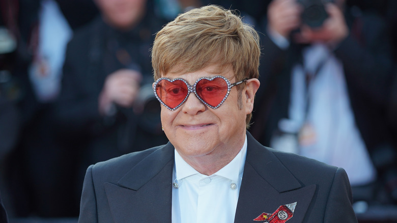 Gafas de sol con corazón de Elton John