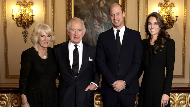 Camilla Parker Bowles, el rey Carlos III, el príncipe Guillermo y Kate Middleton en una foto de grupo