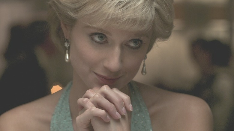 Elizabeth Debicki sonriendo como la princesa Diana