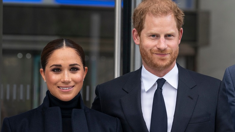 Meghan Markle y el príncipe Harry posando