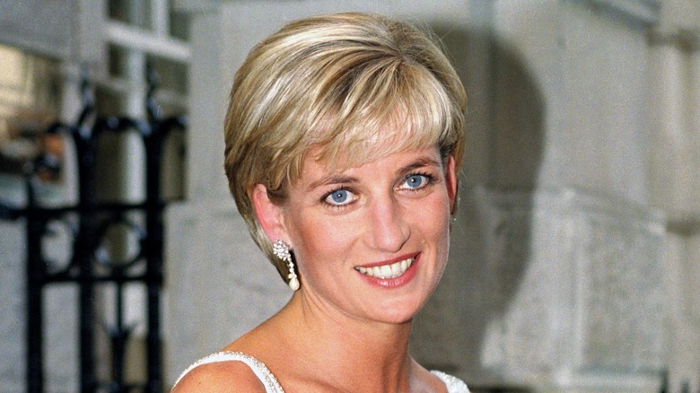 Princesa Diana en aretes de perlas 