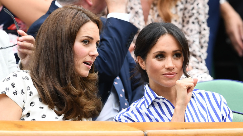 Kate Middleton hablando con Meghan Markle 