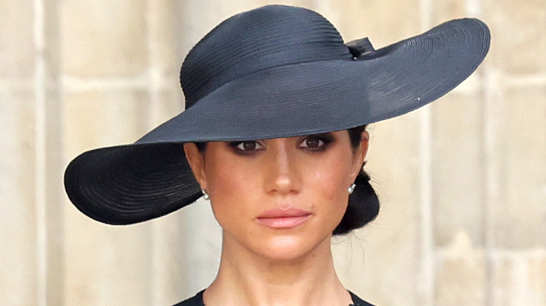 Meghan Markle con sombrero negro 