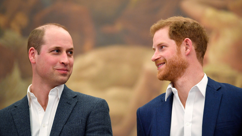 El príncipe Harry y el príncipe William sonríen 