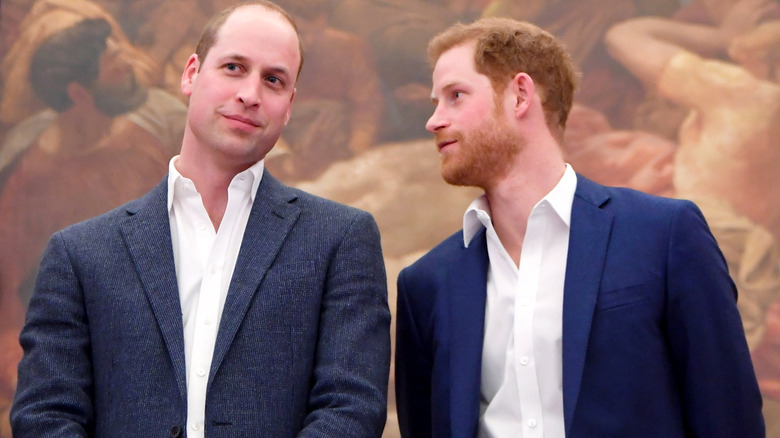 El príncipe Harry mirando al príncipe William