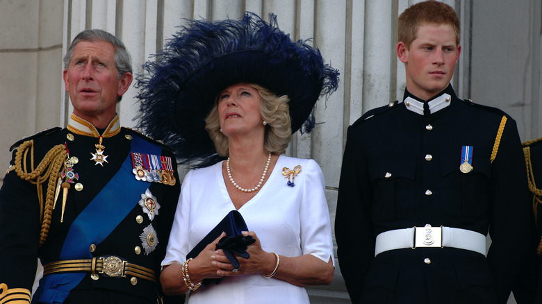 El rey Carlos III, Camilla Parker Bowles, el príncipe Harry frunciendo el ceño