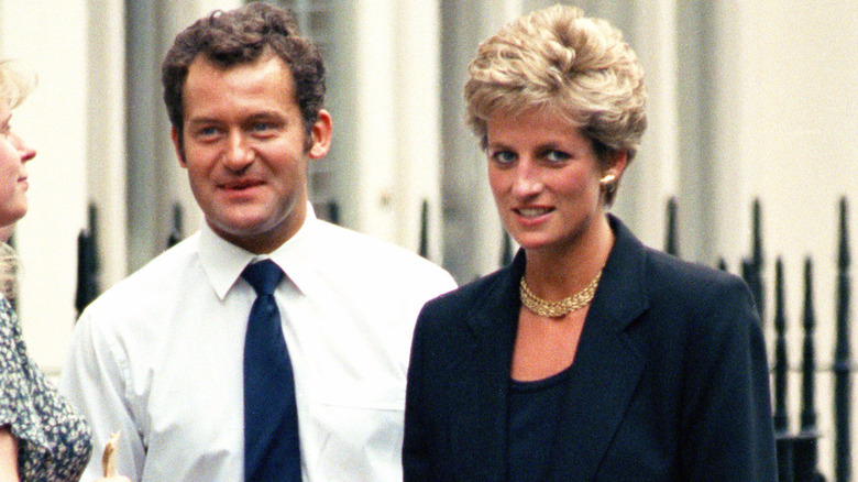 Paul Burrell detrás de la princesa Diana sonriendo