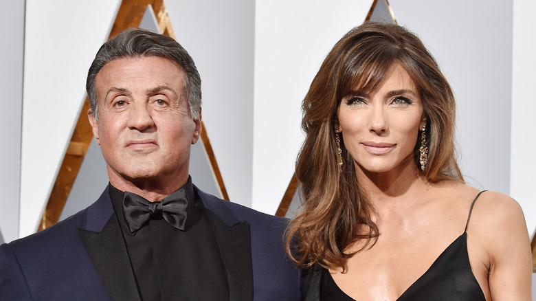 Sylvester Stallone posando con Jennifer Flavin