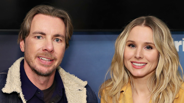 Kristen Bell y Dax Shepard sonriendo juntos