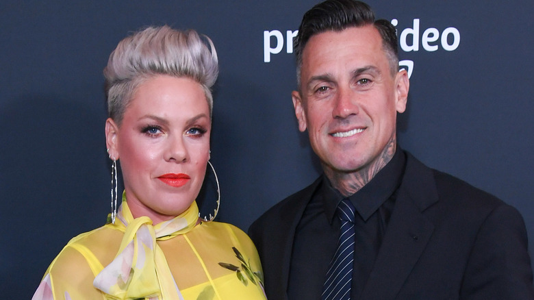 Rosa posando con Carey Hart