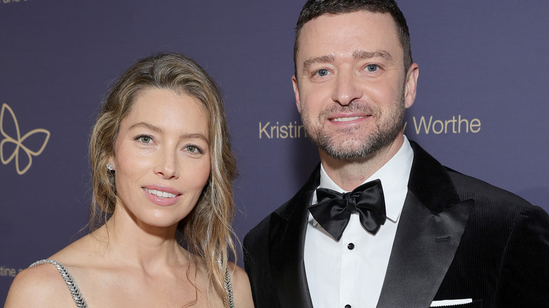 Justin Timberlake sonriendo con Jessica Biel