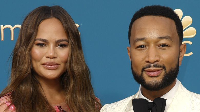 Chrissy Teigen sonriendo con John Legend