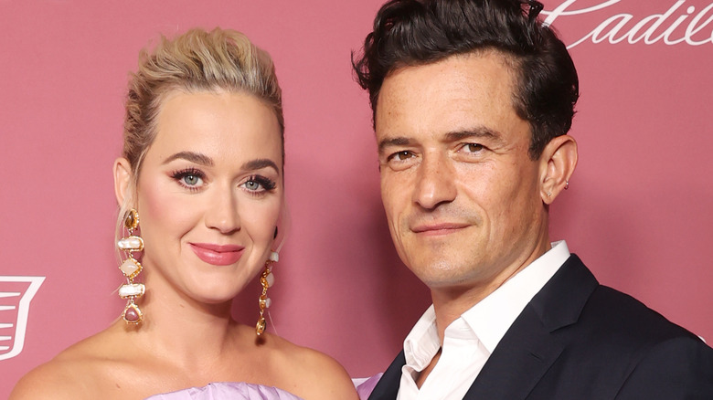 Katy Perry sonriendo con Orlando Bloom