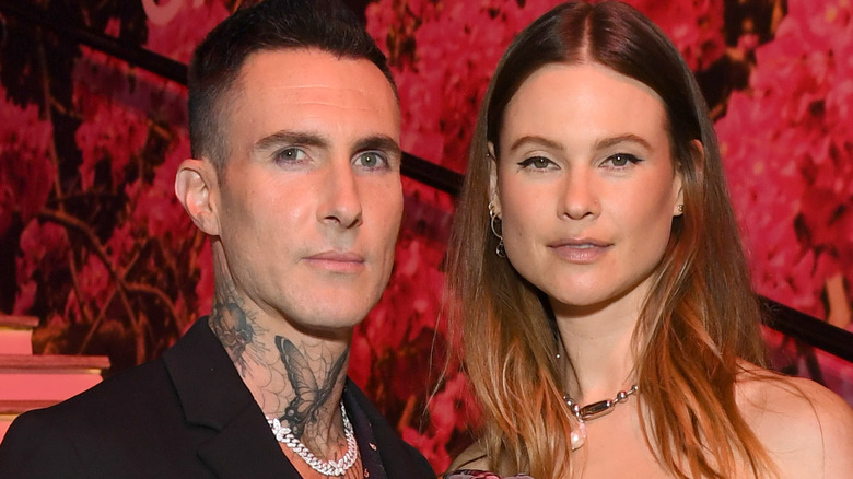 Behati Prinsloo y Adam Levine posando juntos