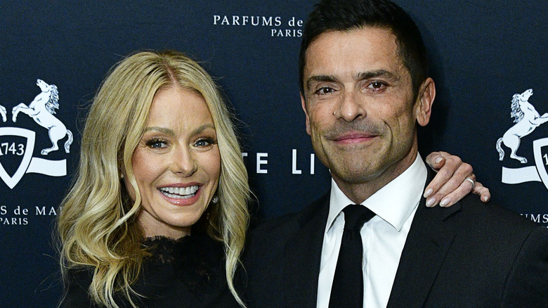 Kelly Ripa sonriendo con Mark Consuelos