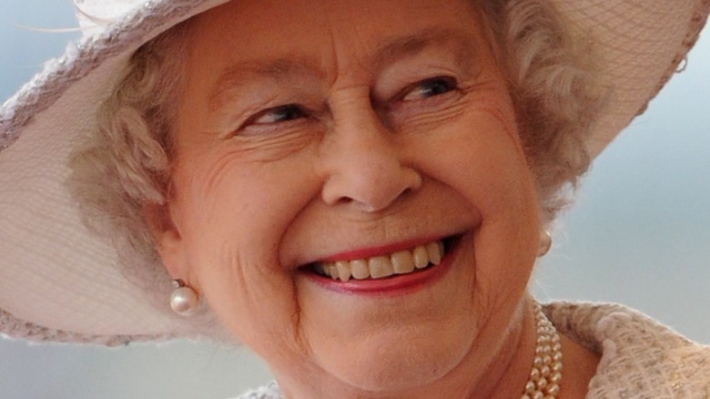 La reina Isabel II sonriendo