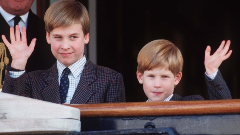 El joven príncipe Guillermo Príncipe Harry saludando