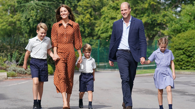 Kate Middleton, el príncipe William, de la mano de los niños