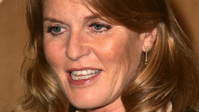 Sarah Ferguson en un evento, hablando