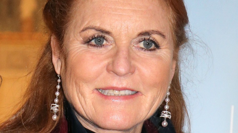 Sarah Ferguson pelirroja sonriendo