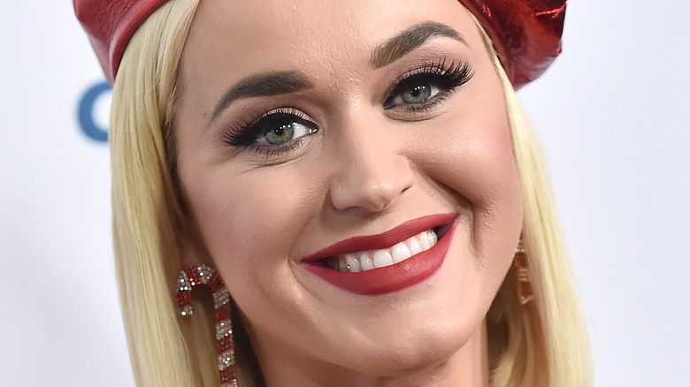 Katy Perry sonriendo con boina