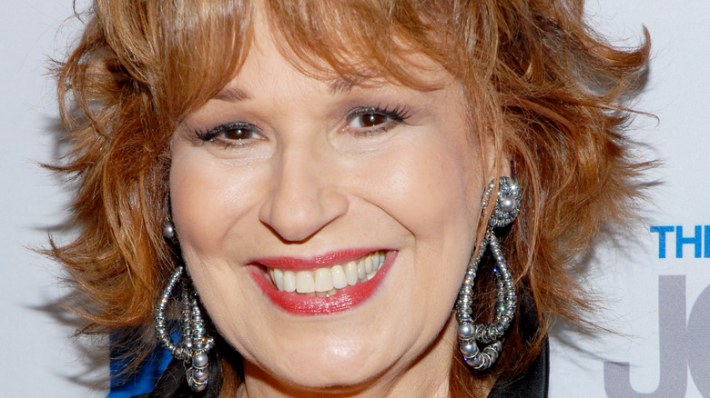 Joy Behar sonriendo para la foto