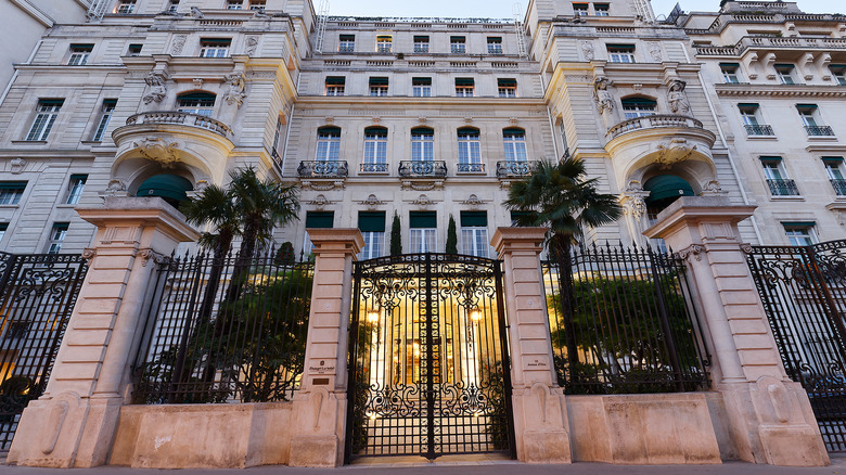 Vista exterior del Shangri La en París, Francia