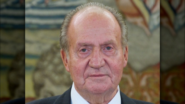 Juan Carlos I sobre fondo de tapicería