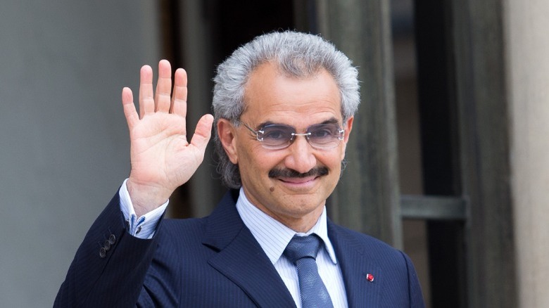 El príncipe Alwaleed bin Talal saluda a la cámara