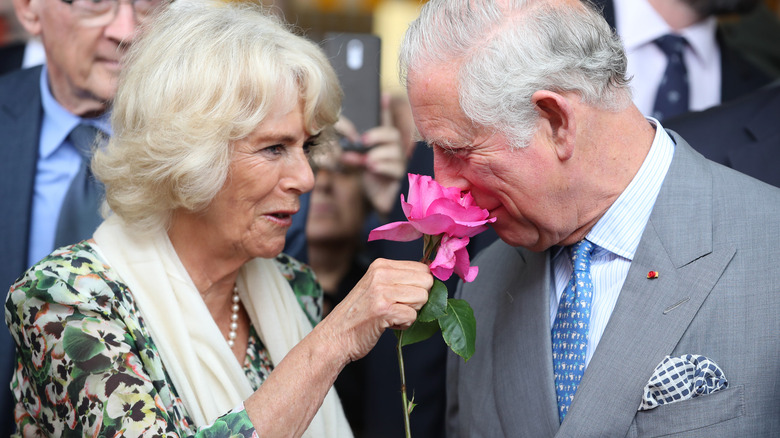 Camilla Parker Bowles y Charles sonriendo 