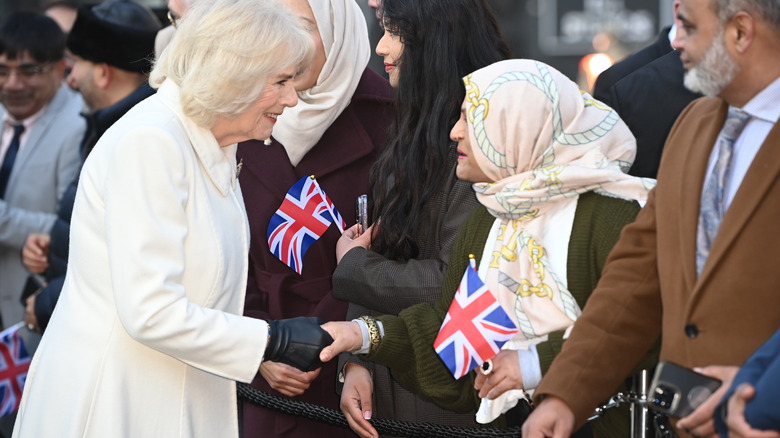 Camilla Parker Bowles reuniéndose con fans