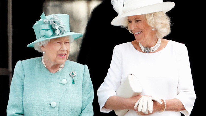 Camilla Parker Bowles y la reina Isabel sonriendo 