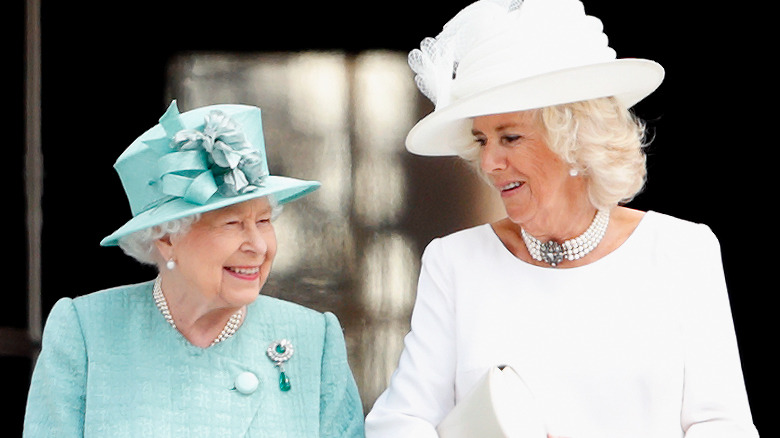 La reina Isabel y Camila posando