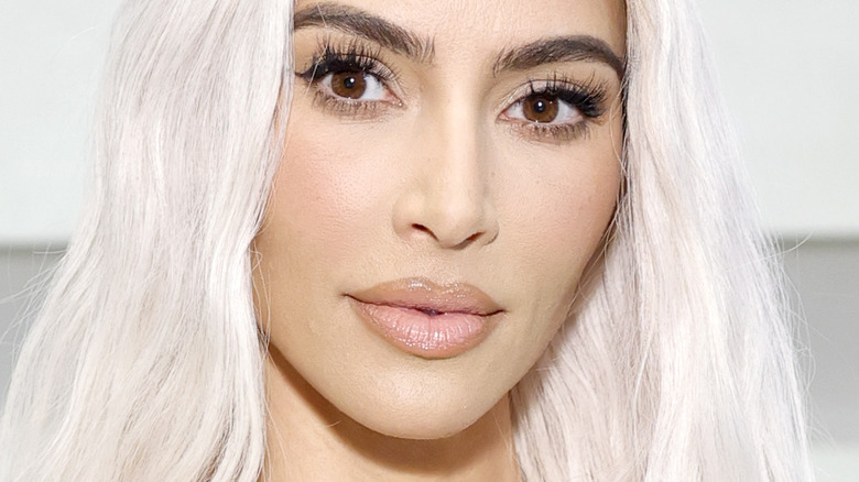 Cabello rubio platinado de Kim Kardashian