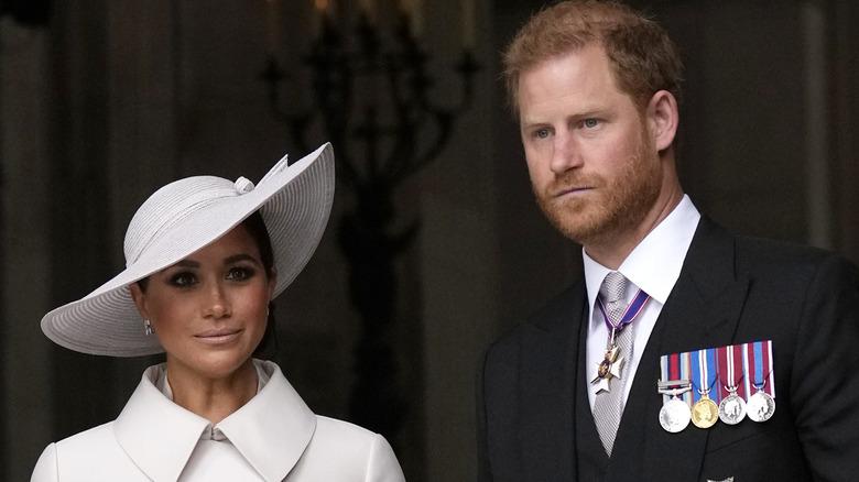 El príncipe Harry y Meghan Markle lucen serios en un evento 